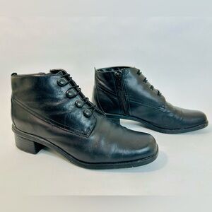 Liz Baker Black Leather Ankle Boots with Victorian Style Loop and Buttons sz 7